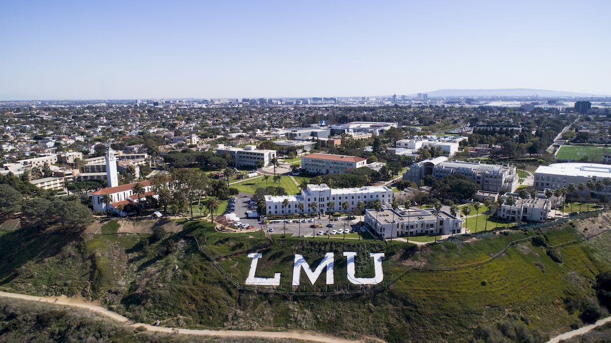 Aerial view of an LMU university campus with buildings and large &ldquo;LMU&rdquo; letters on the lawn.